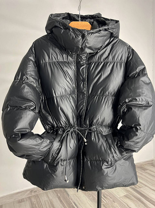Куртка жіноча Fashion 2401 глянцева подовжена з капюшоном пояс шнурок чорна, чорний, L Київ - фото 15