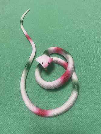 Іграшка змія резинова білого кольору, Декор на Хеллоуїн, чудова прикраса хеллоуін, розмір 70 см Київ