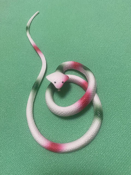 Іграшка змія резинова білого кольору, Декор на Хеллоуїн, чудова прикраса хеллоуін, розмір 70 см Київ - фото 6