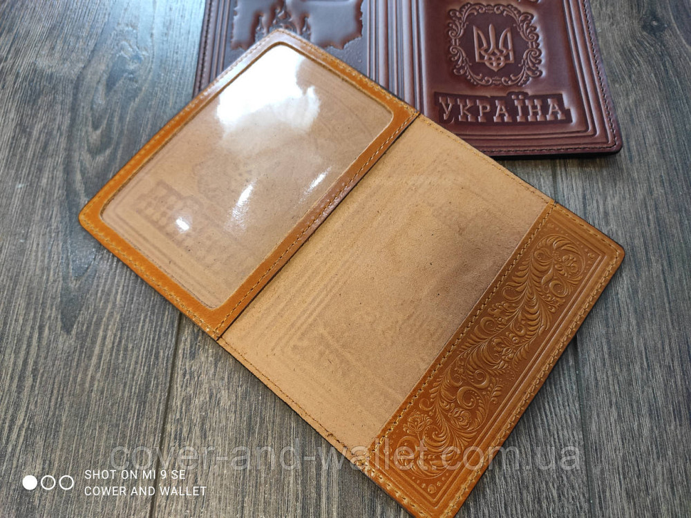 Шкіряна обкладинка на паспорт з гербом України жовтого кольору ST Київ - фото 3