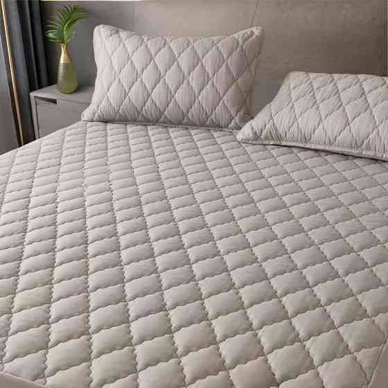 Набор простыня-наматрасник (200×220см) водонепроницаемая на резинке, и 2 наволочки, в бежевом цвете Каменец-Подольский