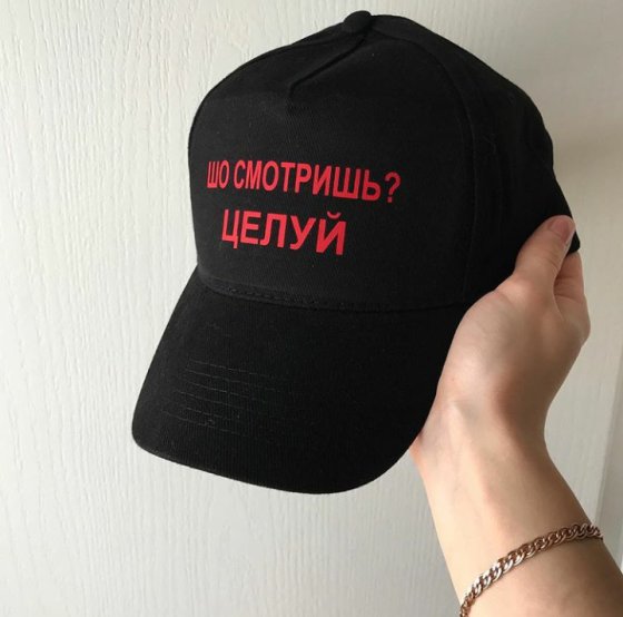 Чорна кепка з індивідуальним написом Чернівці