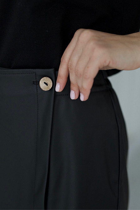 Кожаная мини юбка-шорты на запах 