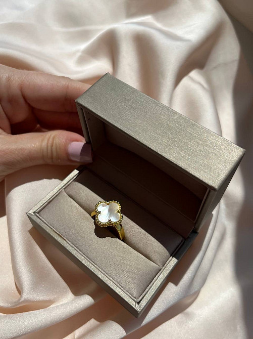Van Cleef кольцо перламутр позолота 18 К / кольцо клевер белое в золоте Одесса - изображение 1
