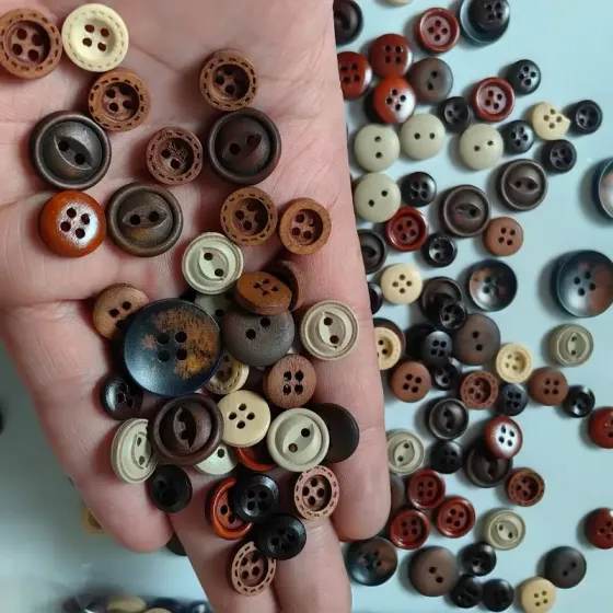 Набор натуральных деревянных пуговиц 100 шт – разные цвета и размеры для шитья и декора Киев