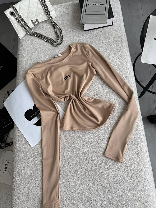 Стильный женский базовый лонгслив с надписью и вырезом под пальчик микродайвинг беж Одесса - изображение 7