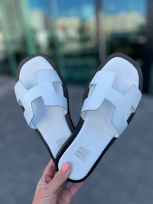 GREMMY Стильні жіночі шкіряні білі шльопанці на плоскій чорній підошві GREMMY 727 р. 36-40 Коломыя - изображение 9