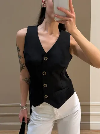 Жіноча жилетка — базовий елемент гардероба, який легко комбінується Одеса