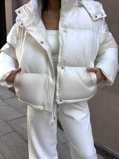 Женская короткая куртка дутик с карманами и капюшоном плащевка перламутр на синтепоне Одесса - изображение 4