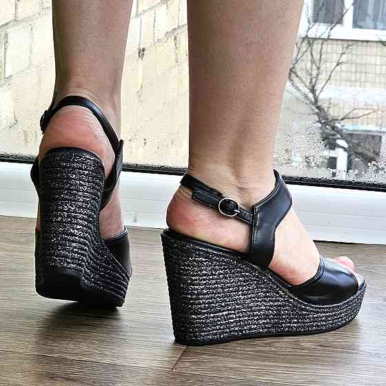 Жіночі Босоніжки на Танкетці Шкіряні Сандалії на Платформі Чорні Літні (розміри: 35,36,37,38,39,40) — 53-2 Дніпро