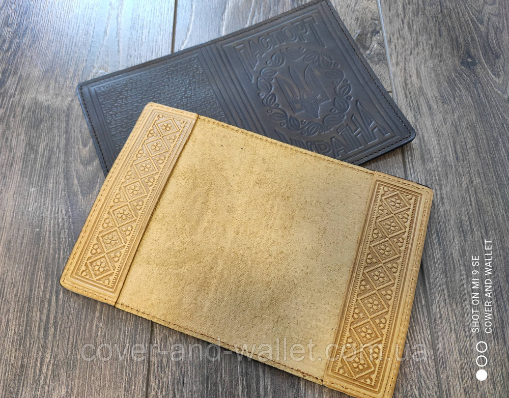 Шкіряна обкладинка на паспорт ручної роботи жовтого кольору Puos Київ - фото 4