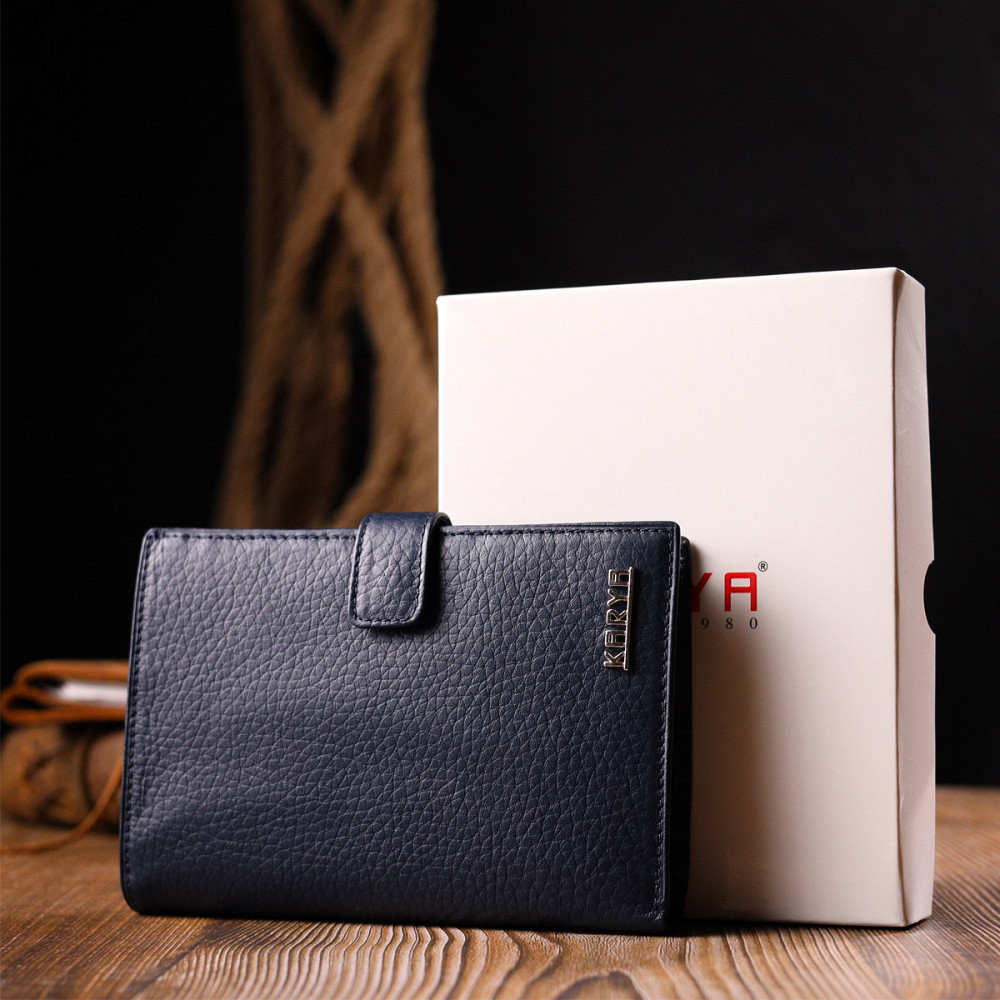 Вертикальное мужское портмоне с хлястиком из натуральной кожи KARYA 21190 Синий Киев - изображение 9