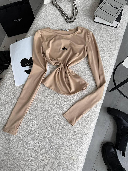 Стильный женский базовый лонгслив с надписью и вырезом под пальчик микродайвинг беж Одесса - изображение 1