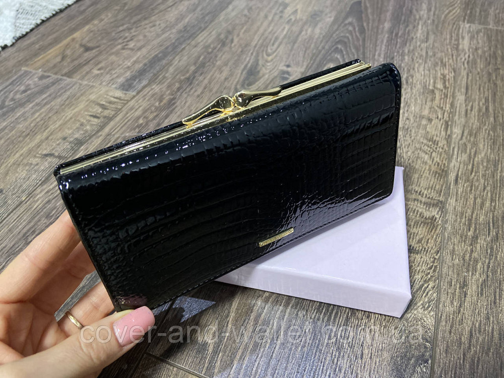 Чорний лаковий жіночий гаманець з натуральної шкіри на магнітній фіксації Marco Coverna Київ - фото 10