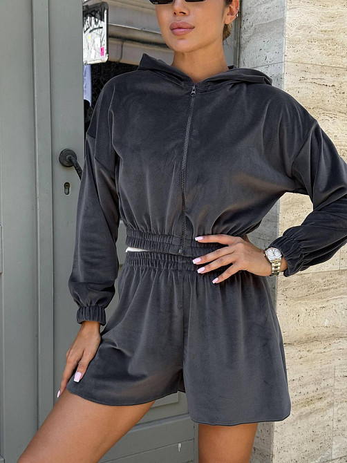 Женский стильный костюм двойка: кофта и шорты со стразами велюр 46/48, Графит Одесса - изображение 1