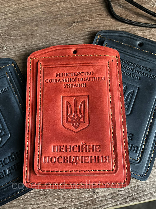 Червона шкіряна обкладинка для пенсійного посвідчення з відділом для ID карти Crazy Horse Київ - фото 2