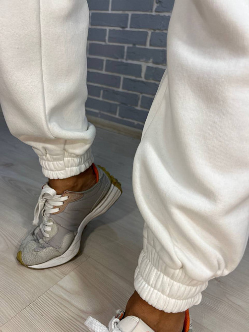 Костюм женский Quzen 399-488 спортивный утепленный свитшот с надписью оверсайз и брюки на резинке белый, белый, S Киев - изображение 5