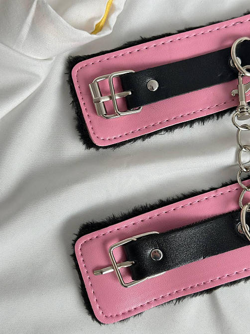 Шкіряні наручники з хутром для задоволення для рольових ігор BDSM для сексу рожеві на ремінці з застібкою Одеса - фото 9