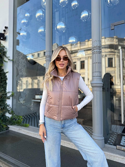 Жіноча утеплена жилетка на блискавці плащівка лак на синтепоні Капучино, 42 Одеса - фото 1