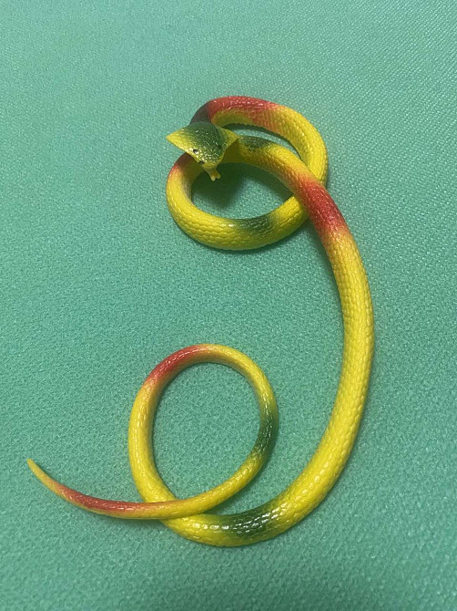 Іграшка змія резинова жовтого кольору, Декор на Хеллоуїн, чудова прикраса хеллоуін, розмір 70 см Київ - фото 3