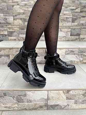 SOTHBY'S Черевики жіночі Sothby's чорні шкіра лакована висота 11см (M-1742 4331) 36-40 Коломыя