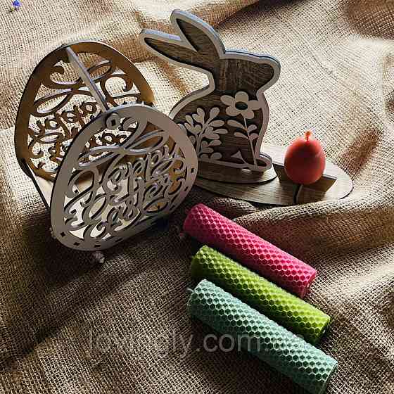 Пасхальный декор — набор свечей ручной работы, деревянная корзина и весенний кролик. Ирпень