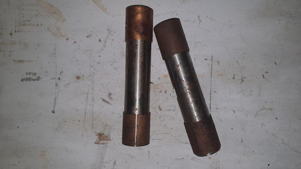 Комплект шкворнів КАМАЗ (2 шкворня й 4 втулки). СССР. Харків - фото 1