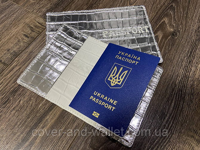 Женская кожаная обложка на паспорт серебристого цвета под крокодила ST Leather Киев - изображение 3