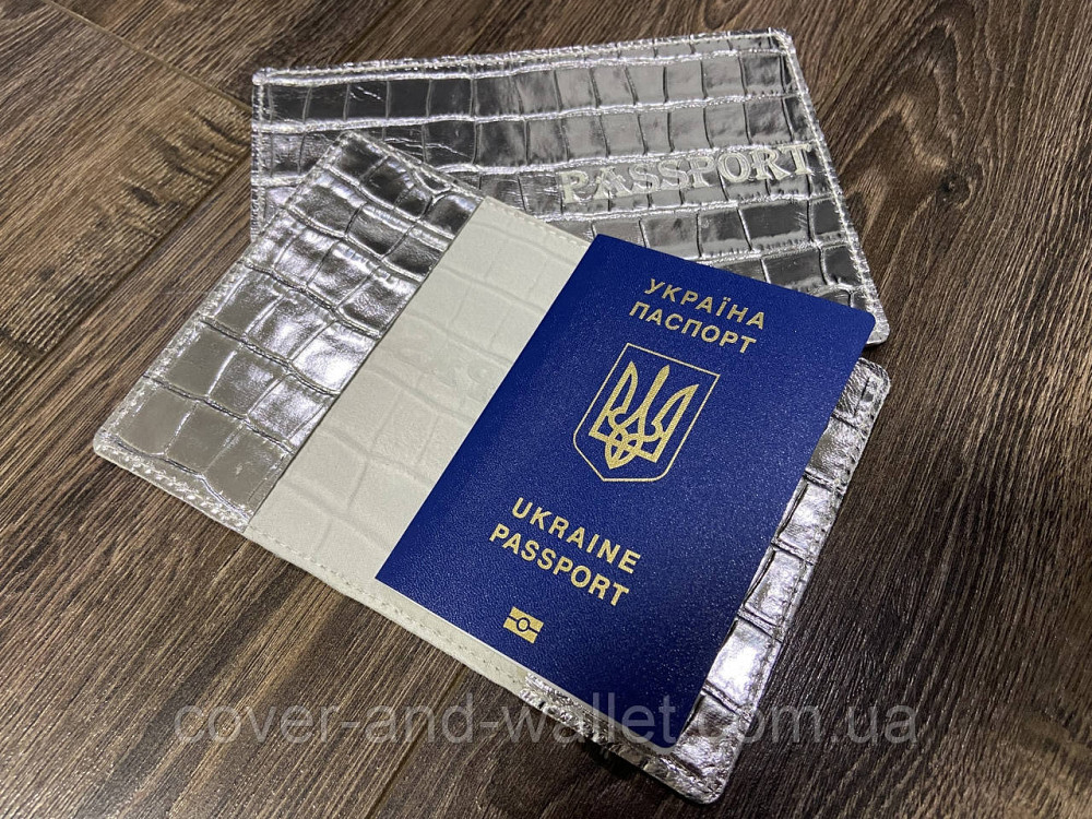 Шкіряна жіноча обкладинка на паспорт сріблястого кольору під крокодила ST Leather Київ - фото 3