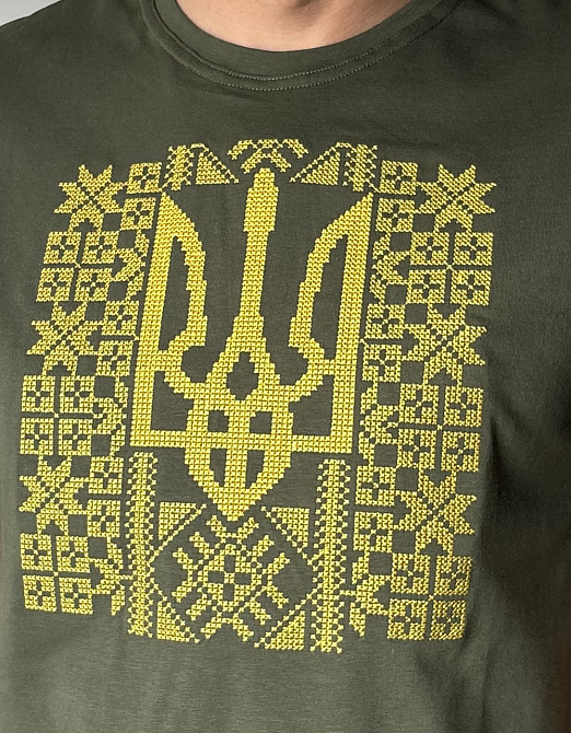 Чоловіча футболка вишиванка хакі з Тризубом в орнаменті Київ - фото 2
