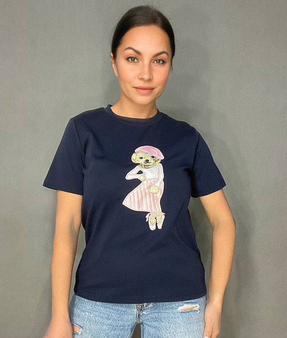 Футболка жіноча A-N 26009 нашивка ведмедик балерина попереду однотонна середня довжина базова one size, темно-синій, one size Київ - фото 10
