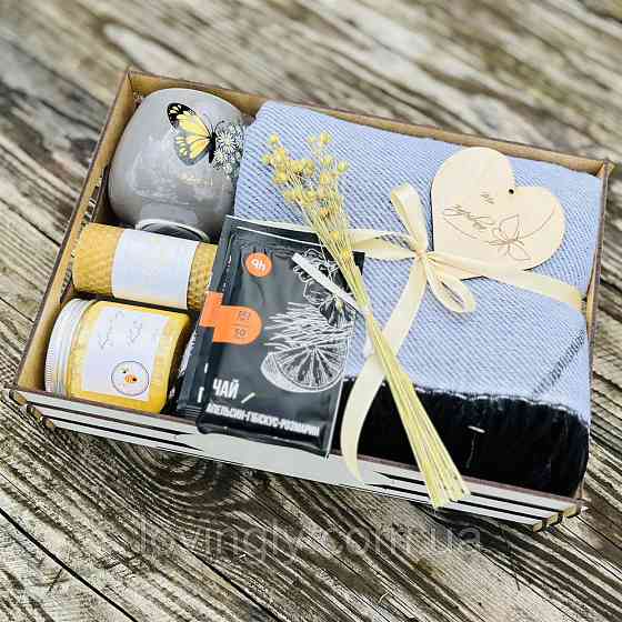 Універсальний подарунковий набір з натуральними компонентами — дерев’яна скринька, плед, чай, мед і свічка Ірпінь