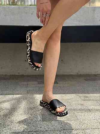 Roberto Netti Стильні жіночі шльопанці, натуральна шкіра, чорні на низькій леопардовій підошві Коломыя