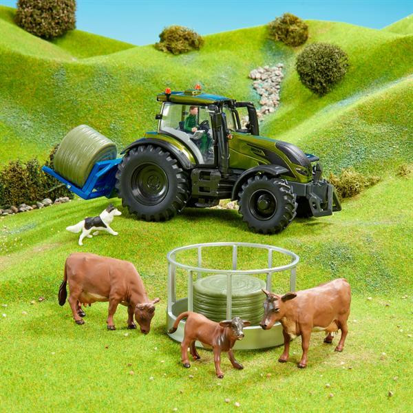 Набір Britains Модель трактора Valtra з аксесуарами та фігурками 1:32 (43323) Харків - фото 10