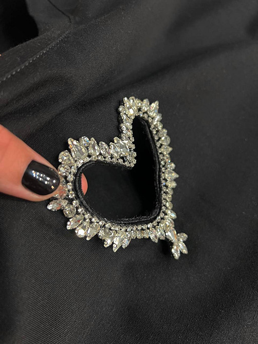 Футболка женская A-N 27009 оверсайз с вырезом в форме сердца с камнями, черный, one size Киев - изображение 2