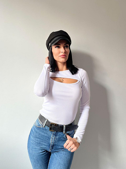 Трикотажна кофтинка з розрізом на грудях "Kiss" оптом I Батал 50, Білий Київ - фото 1