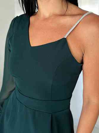 Женское праздничное мини платье на одно плечо костюмка с шифоновыми рукавами Изумрудный, 42 Одесса