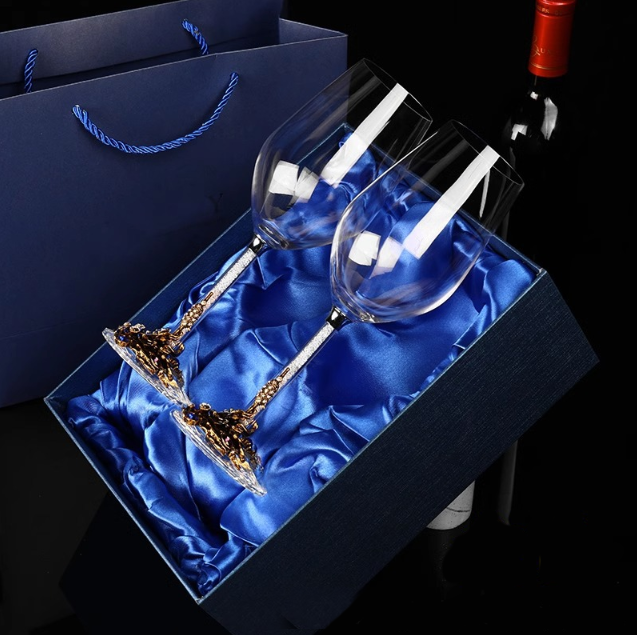 Набір подарункових келихів для вина з металевим декором та кристалами Старе золото 470 мл х 2 шт Кременчук - фото 1