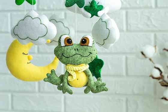 Дитячий мобіль на ліжечко для немовлят ручної роботи WooolyWool «Жабеня» Київ