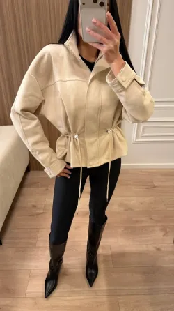 Стильна жіноча куртка із замшевої тканини — універсальний варіант для весни та міжсезоння. Одеса