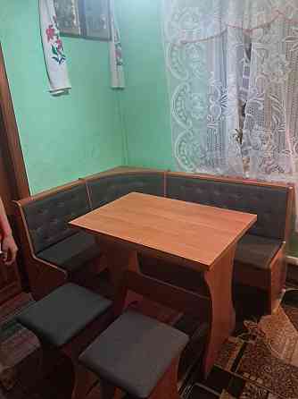 Маленький узкий обеденный кухонный уголок на кухню с раскладным столом и мягкими табуретками Яблоня Львов