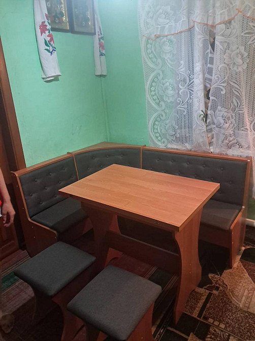 Маленький узкий обеденный кухонный уголок на кухню с раскладным столом и мягкими табуретками Яблоня Львов - изображение 4