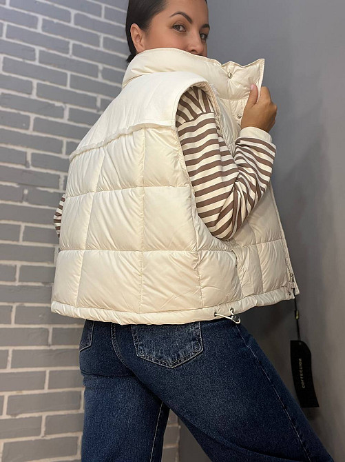 Жилетка женская Lady Yep 9039 стеганная короткая вставка из экокожи на спине молочная, молочний, 46 Киев - изображение 10