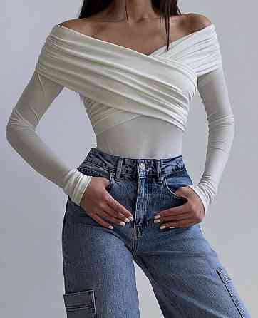 Женский романтичный боди с драпировкой и открытыми плечами микродайвинг Белый, 46/48 Одесса