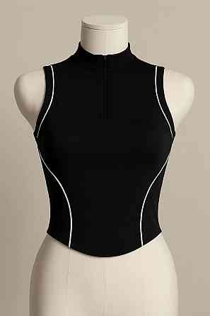 Жіночий стильний топ в спортивному стилі підкреслений білими лініями мікродайвінг Одеса