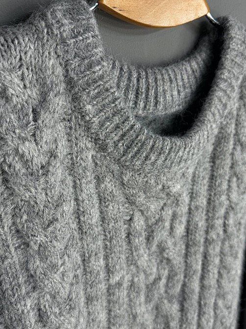 Свитер женский A-N 3324 оверсайз крупная вязка букле косы длинный one size, светло-серый, one size Киев - изображение 14