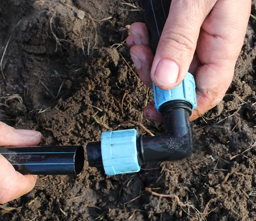 Коліно затискне для стрічки крапельного поливу Дніпро - фото 3