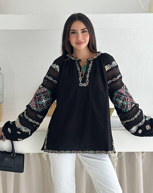 Женская современная вышиванка с разноцветной вышивкой 80% хлопок, 20% полиэстер. Черный, 46 Одесса - изображение 2