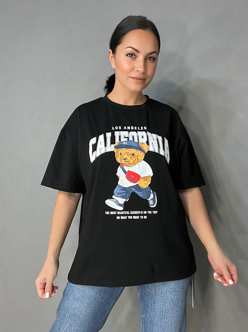 Футболка жіноча 25125 A-N оверсайз подовжена вільний крій з принтом ведмедик напис CALIFORNIA one size, чорний, one size Київ - фото 10