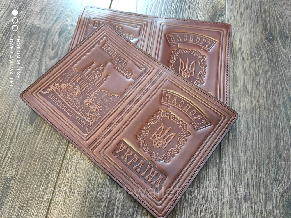 Шкіряна обкладинка на паспорт із тисненням герб України бордового кольору Київ - фото 1